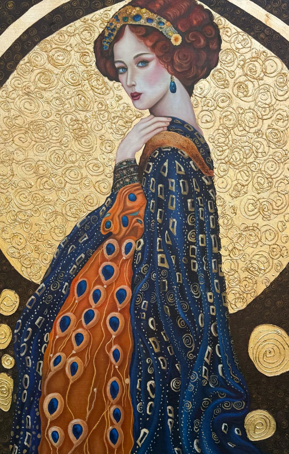 Obra de Gabriela Ruíz: mujer frente a un círculo de oro