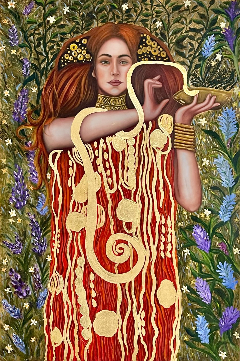 Mujer con vestido rojo y oro entre flores