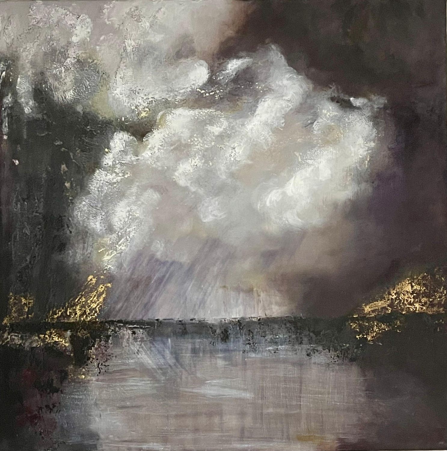 Paisaje de tormenta con destellos de oro